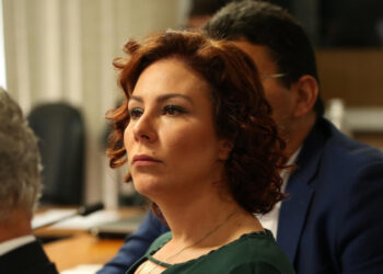 Suspensão: Gilmar Mendes suspende porte de armas de Carla Zambelli e dá 48 horas para deputada entregar pistola e munições