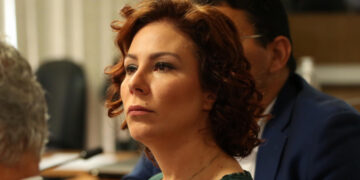 Suspensão: Gilmar Mendes suspende porte de armas de Carla Zambelli e dá 48 horas para deputada entregar pistola e munições