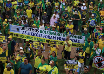 Insatisfação: Manifestantes se reúnem no Palácio da Alvorada antes da diplomação de Lula