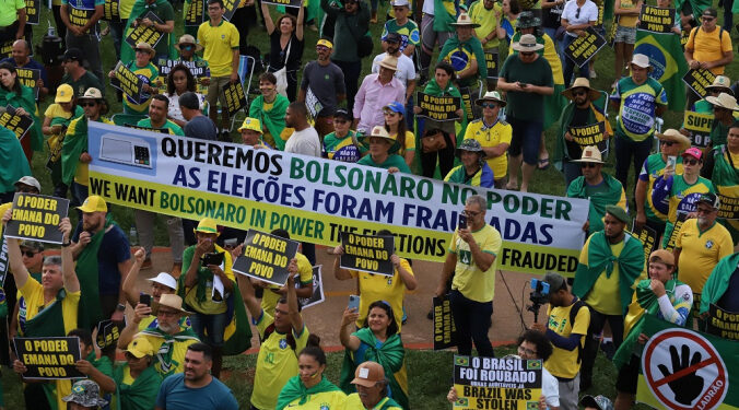 Insatisfação: Manifestantes se reúnem no Palácio da Alvorada antes da diplomação de Lula Insatisfação: Manifestantes se reúnem no Palácio da Alvorada antes da diplomação de Lula