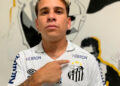 Homenagem: Santos divulga camisa com novo escudo com homenagem a Pelé Homenagem: Santos divulga camisa com novo escudo com homenagem a Pelé