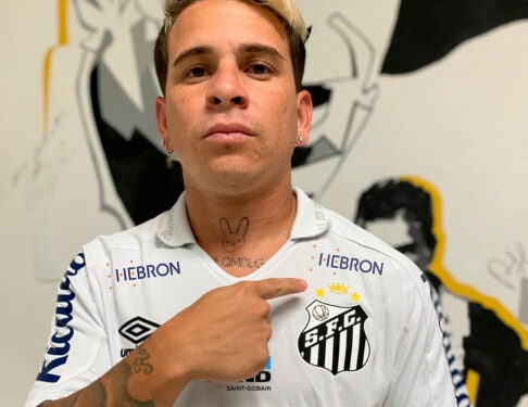 Homenagem: Santos divulga camisa com novo escudo com homenagem a Pelé Homenagem: Santos divulga camisa com novo escudo com homenagem a Pelé