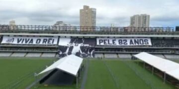 Útimo adeus ao rei: corpo de Pelé chega à Vila Belmiro para velório