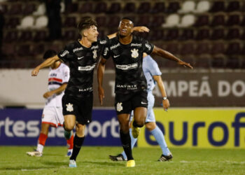 Copinha: Corinthians sofre, mas vira contra o Fast Clube e vence por 3 a 1