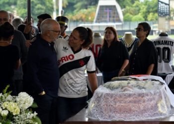 Roberto Dinamite: Velório tem homenagens de torcedores e presenças de ex-jogadores
