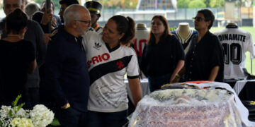 Roberto Dinamite: Velório tem homenagens de torcedores e presenças de ex-jogadores