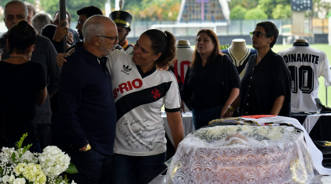 Roberto Dinamite: Velório tem homenagens de torcedores e presenças de ex-jogadores Roberto Dinamite: Velório tem homenagens de torcedores e presenças de ex-jogadores
