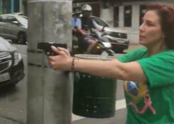 Revolta: Carla Zambelli manifesta revolta após busca e apreensão de suas armas