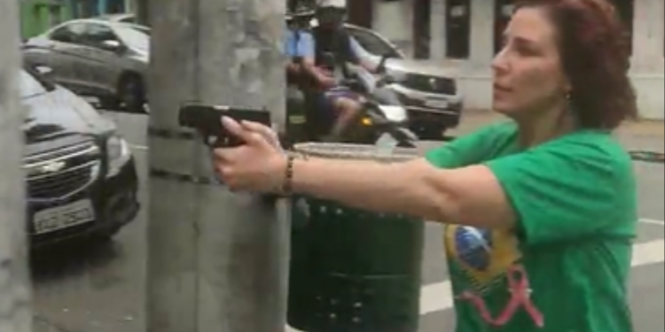 Revolta: Carla Zambelli manifesta revolta após busca e apreensão de suas armas Revolta: Carla Zambelli manifesta revolta após busca e apreensão de suas armas
