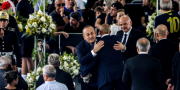 Autoridades internacionais e ídolos do Santos comparecem ao velório de Pelé para se despedir do Rei; veja quem foi