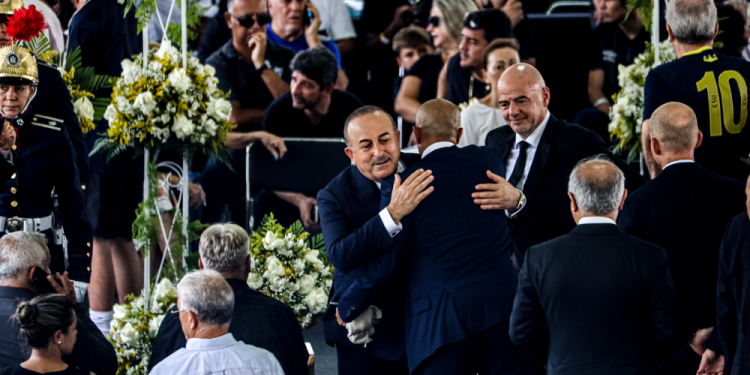 Autoridades internacionais e ídolos do Santos comparecem ao velório de Pelé para se despedir do Rei; veja quem foi Autoridades internacionais e ídolos do Santos comparecem ao velório de Pelé para se despedir do Rei; veja quem foi