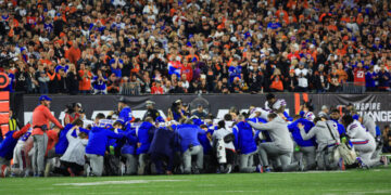 Susto: Jogo da NFL é suspenso após jogador desmaiar e sair de ambulância