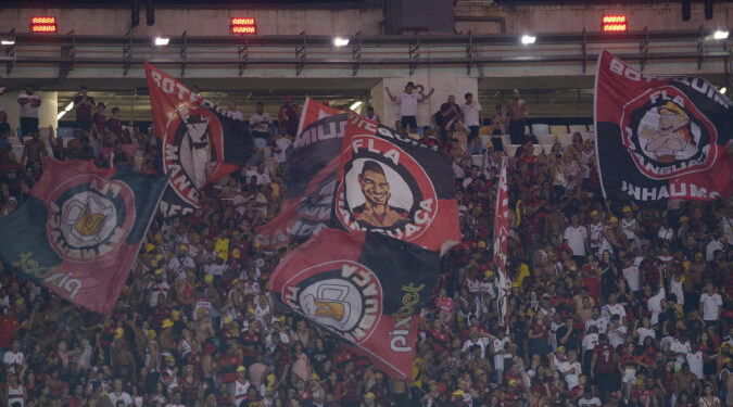 Ofensas: Torcida do Flamengo é criticada por música ofensiva com Pelé e Maradona
