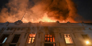 Peru: Protestos para consolidar ‘tomada de Lima’ têm confronto violento com a polícia e incêndio em prédio