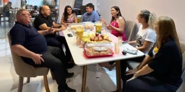 Anapurus: Professora Vanderly e Dra. Carol Monteles recebem amigos para tratar assuntos políticos