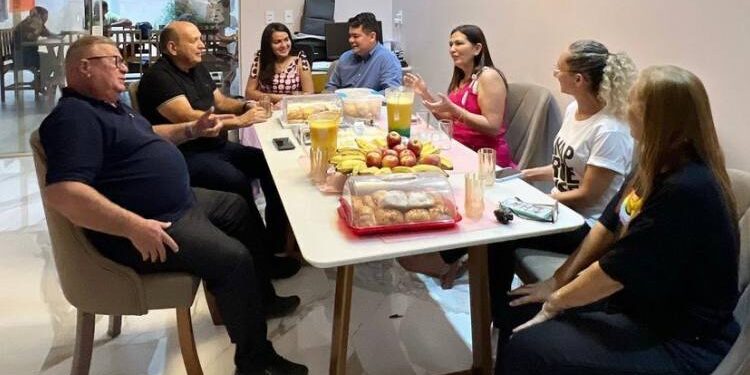 Anapurus: Professora Vanderly e Dra. Carol Monteles recebem amigos para tratar assuntos políticos Anapurus: Professora Vanderly e Dra. Carol Monteles recebem amigos para tratar assuntos políticos