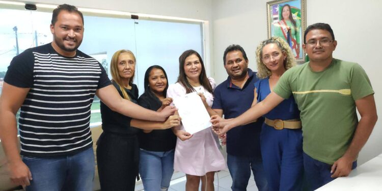 Anapurus: Prefeita Vanderly concede reajuste salarial de 15% aos educadores da cidade Anapurus: Prefeita Vanderly concede reajuste salarial de 15% aos educadores da cidade