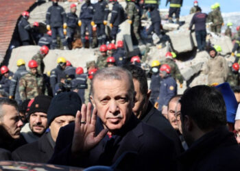 Turquia: Presidente visita áreas atingidas e reconhece ‘deficiências’ na resposta ao terremoto