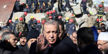 Turquia: Presidente visita áreas atingidas e reconhece ‘deficiências’ na resposta ao terremoto