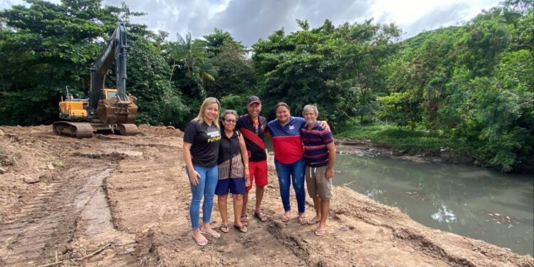 Magnólia Dias: Professora acompanha limpeza do canal Forquilha, Cohab, Cohatrac Magnólia Dias: Professora acompanha limpeza do canal Forquilha, Cohab, Cohatrac