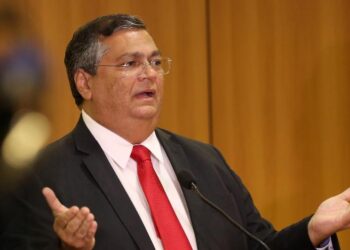 Dino diz que irá processar por ataques a ida à Maré: ‘agressões covardes’