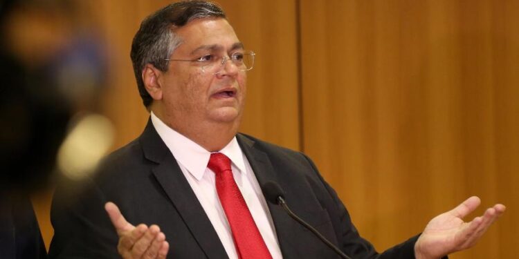 Dino diz que irá processar por ataques a ida à Maré: ‘agressões covardes’ Dino diz que irá processar por ataques a ida à Maré: ‘agressões covardes’