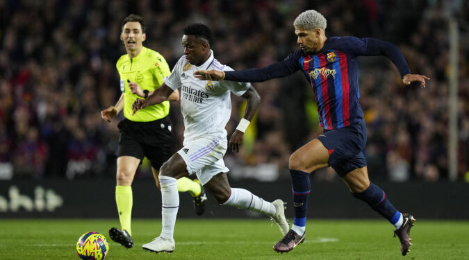 Racismo: Vinicius Júnior recebe ofensas racistas e até ameaças de morte durante clássico com o Barcelona Racismo: Vinicius Júnior recebe ofensas racistas e até ameaças de morte durante clássico com o Barcelona