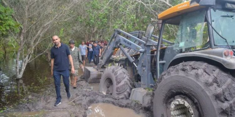 Wallas Rocha: “Não vou aceitar que jagunços intimidem famílias”, diz prefeito em visita a localidade invadida em SBRP Wallas Rocha: “Não vou aceitar que jagunços intimidem famílias”, diz prefeito em visita a localidade invadida em SBRP