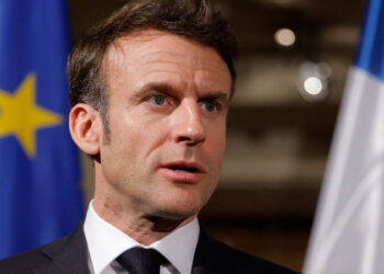 Onda de Protestos: França registra protestos violentos após Macron aprovar Reforma da Previdência por decreto