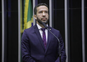 Ofensa Pessoal: PL vai ao Conselho de Ética da Câmara contra Janones por chamar Nikolas Ferreira de ‘chupetinha’