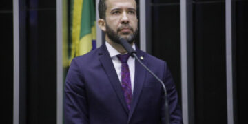 Ofensa Pessoal: PL vai ao Conselho de Ética da Câmara contra Janones por chamar Nikolas Ferreira de ‘chupetinha’