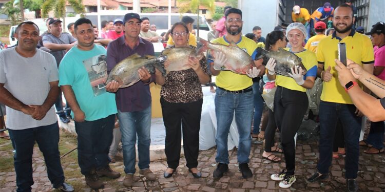Peritoró: Dr. Júnior realiza distribuição de 15 toneladas de peixes para mais 13 mil famílias na Semana Santa Peritoró: Dr. Júnior realiza distribuição de 15 toneladas de peixes para mais 13 mil famílias na Semana Santa