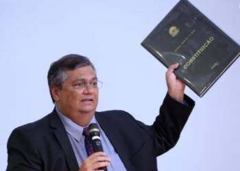 Flávio Dino: Ministro determina que PF investigue neonazistas no Brasil