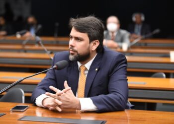 Pedro Lucas Fernandes: Deputado apresenta emenda para assegurar benefícios em dobro para autistas