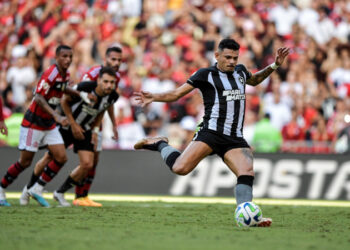 Brasileirão: Com Tiquinho Soares decisivo, Botafogo vence Flamengo e assume liderança