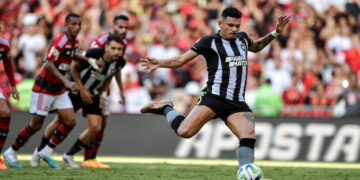 Brasileirão: Com Tiquinho Soares decisivo, Botafogo vence Flamengo e assume liderança