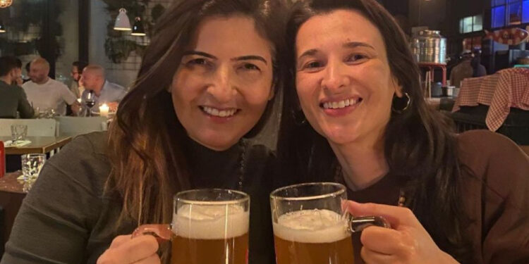 Liberdade: Brasileiras brindam após ficarem mais de 30 dias presas na Alemanha por malas trocadas Liberdade: Brasileiras brindam após ficarem mais de 30 dias presas na Alemanha por malas trocadas
