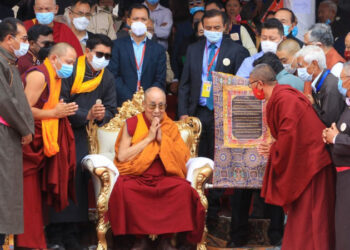 Polêmica: Dalai lama pede a criança para ‘chupar sua língua’ durante audiência e se desculpa após repercussão negativa