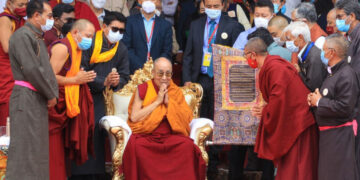 Polêmica: Dalai lama pede a criança para ‘chupar sua língua’ durante audiência e se desculpa após repercussão negativa