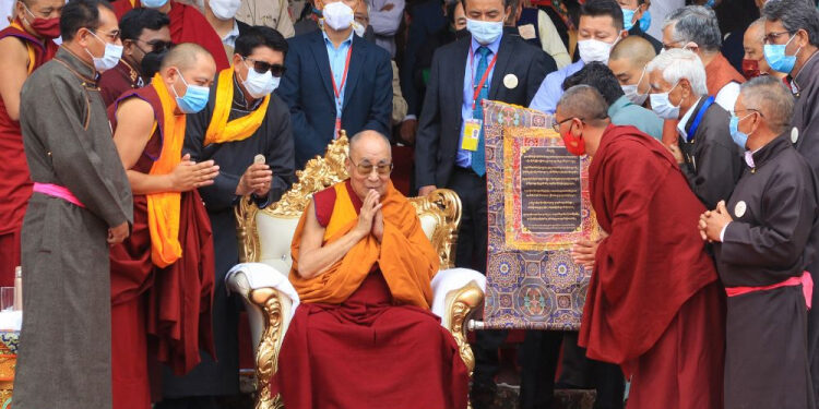 Polêmica: Dalai lama pede a criança para ‘chupar sua língua’ durante audiência e se desculpa após repercussão negativa Polêmica: Dalai lama pede a criança para ‘chupar sua língua’ durante audiência e se desculpa após repercussão negativa