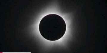 Eclipse Híbrido: Fenômeno leva centenas de pessoas às ruas para observar acontecimento raro que dura cerca de um minuto