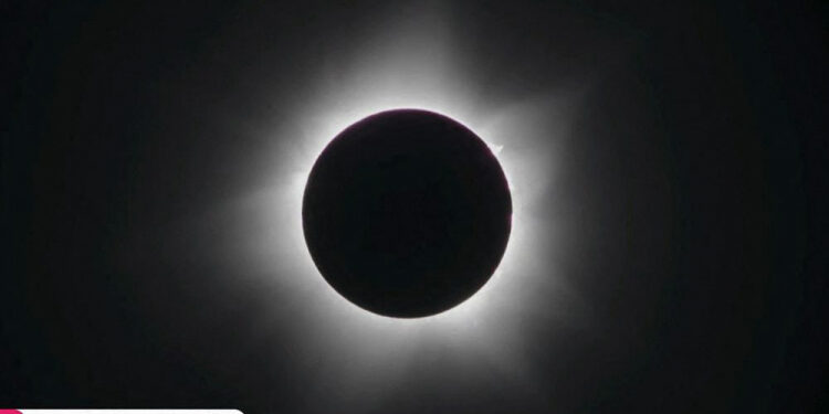 Eclipse Híbrido: Fenômeno leva centenas de pessoas às ruas para observar acontecimento raro que dura cerca de um minuto Eclipse Híbrido: Fenômeno leva centenas de pessoas às ruas para observar acontecimento raro que dura cerca de um minuto