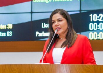 Solange Almeida: Deputada apresenta projeto que protege profissionais da educação em caso de violência