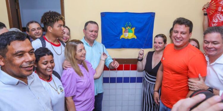 Iracema Vale: Deputada prestigia entrega de obras em escolas estaduais de São Luís Iracema Vale: Deputada prestigia entrega de obras em escolas estaduais de São Luís