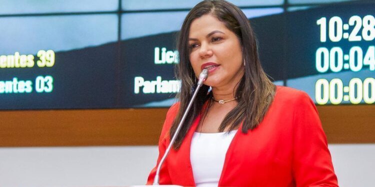 Solange Almeida: Deputada solicita centro especializado em atendimento a pessoas com TEA em Santa Inês