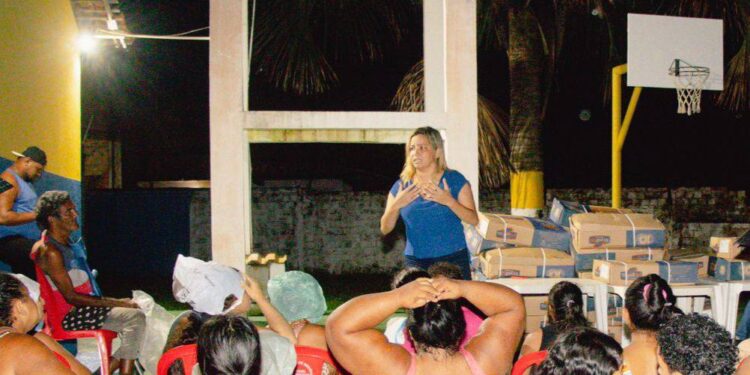 Magnólia Dias: Professora distribuiu 2 toneladas de pescado em bairros de São Luís na Semana Santa Magnólia Dias: Professora distribuiu 2 toneladas de pescado em bairros de São Luís na Semana Santa