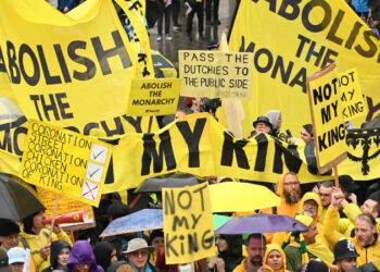 Manifestantes antimonarquia protestam contra coroação e gritam para Charles: ‘Não é o meu rei’