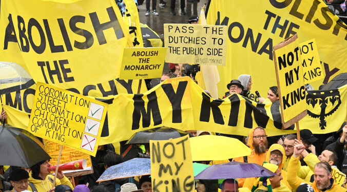 Manifestantes antimonarquia protestam contra coroação e gritam para Charles: ‘Não é o meu rei’ Manifestantes antimonarquia protestam contra coroação e gritam para Charles: ‘Não é o meu rei’