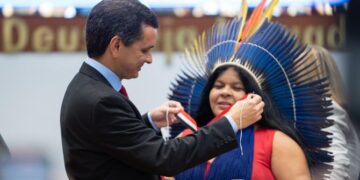 Ricardo Arruda: Deputado entrega Medalha do Mérito Legislátivo para Ministra Sônia Guajajara