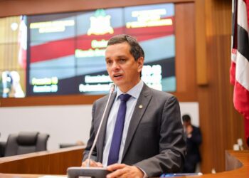 Ricardo Arruda destaca ações da Comissão de Educação no combate à pobreza e obras inacabadas